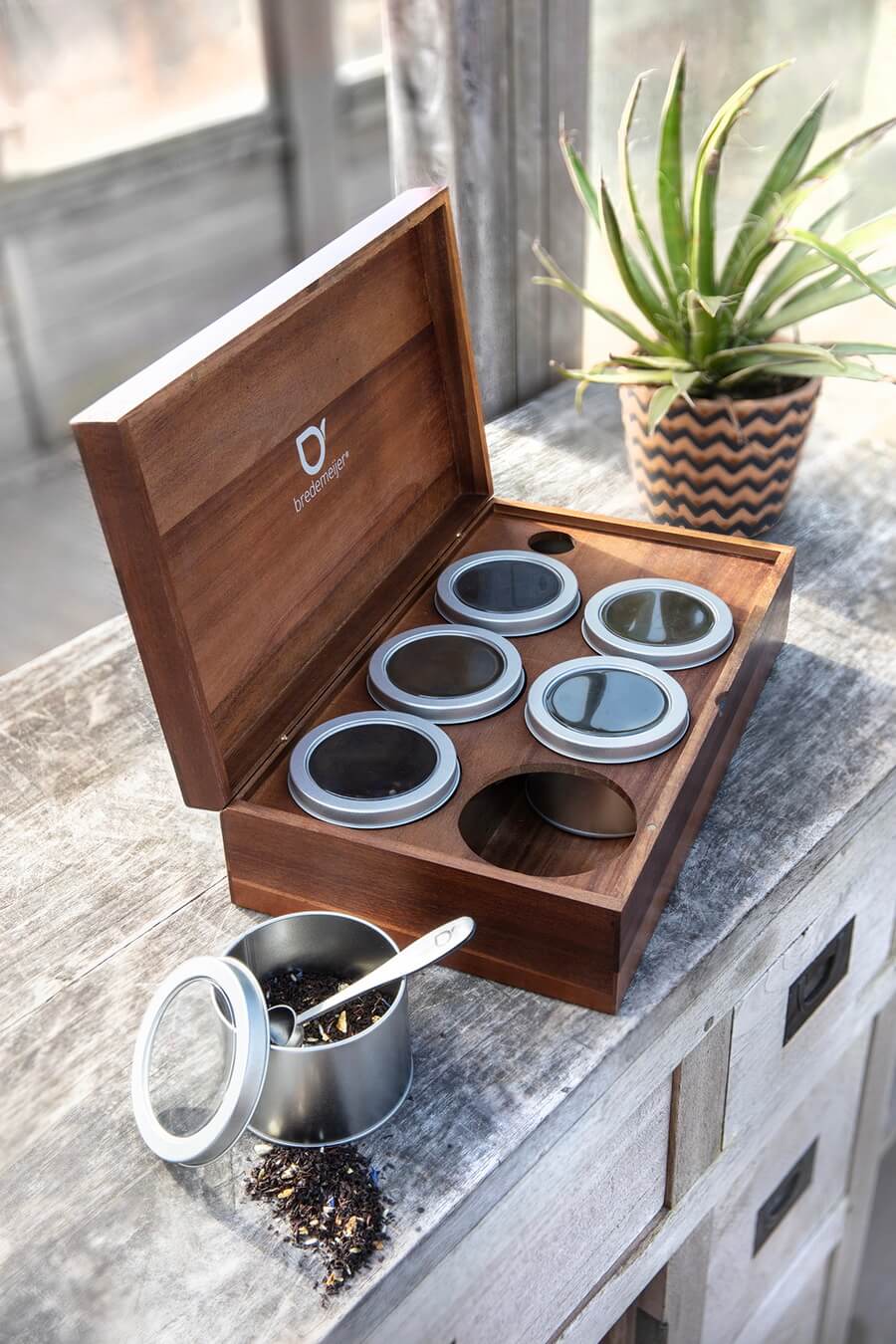 Tea box with 6 canisters, Acacia